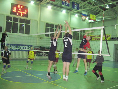 В Шумерле продолжаются спортивные баталии за Кубок главы администрации города по волейболу